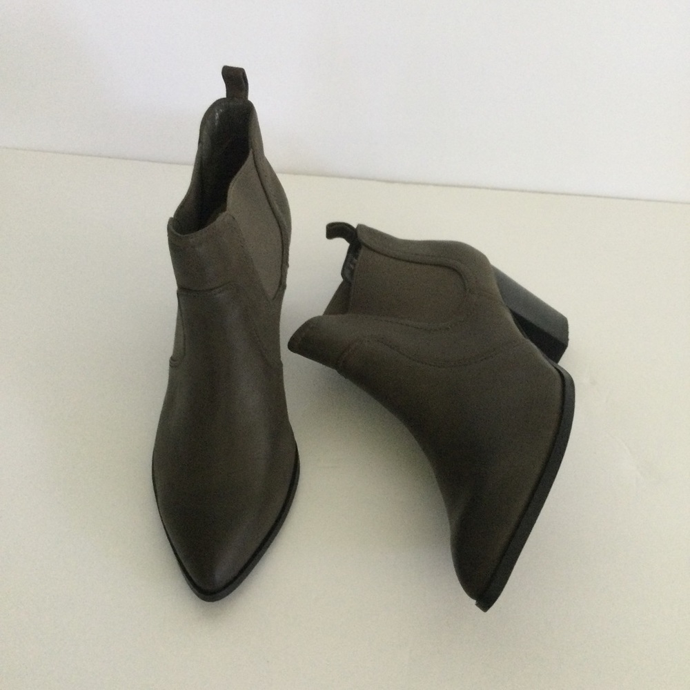 Bella Vita Women's Emerson Chelsea Boot Shoe Size 7.5
